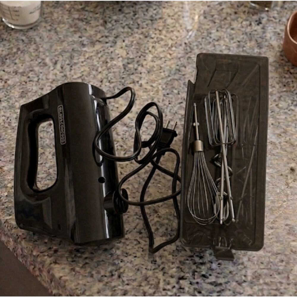 BLACK+DECKER‎ 5-Speed Hand Mixer with Extra Turbo Power and Storage Container - Picture 4 of 5